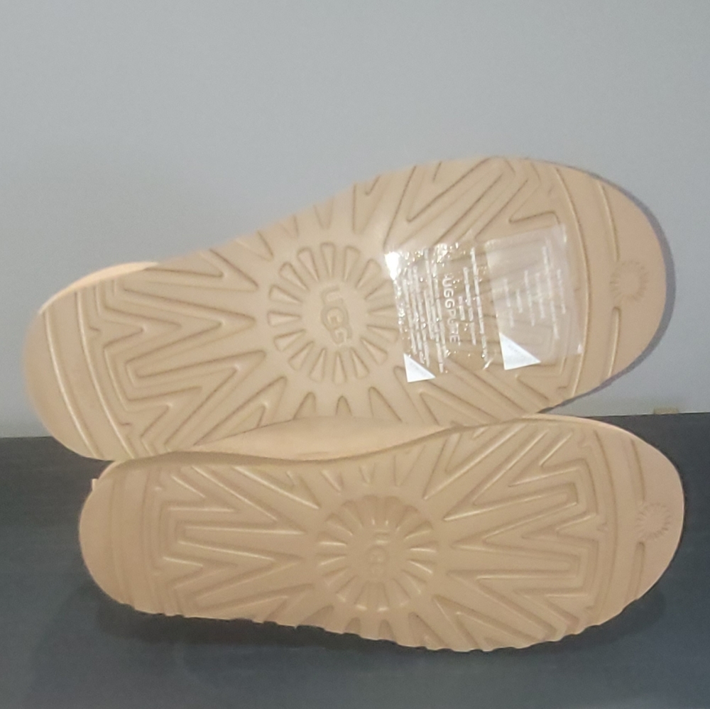 UGG Mini Twist Arroyo Boot - Picture 8 of 8